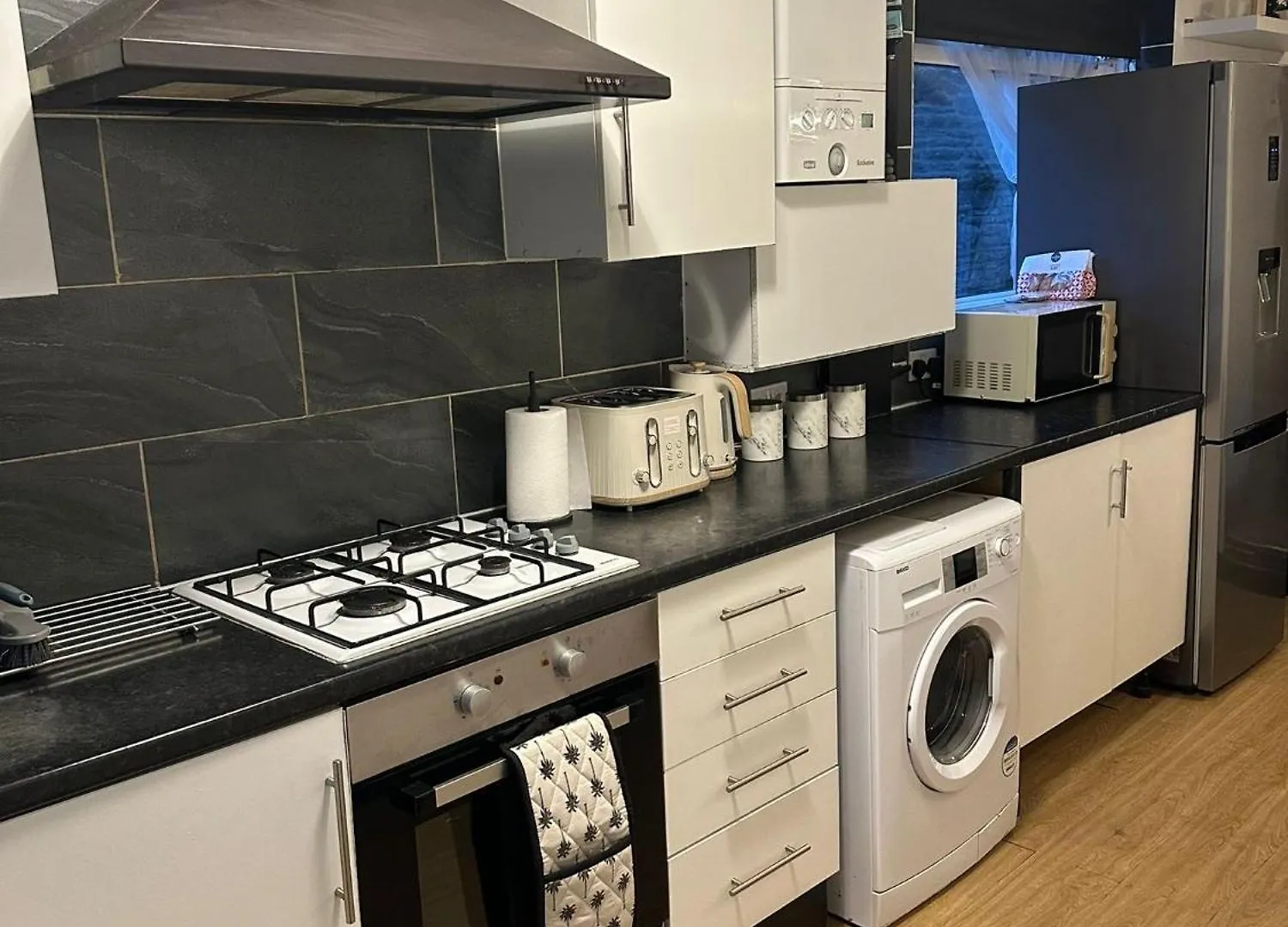 4 Bed House With Garden And Hot Tub - Near City Centre Cardiff