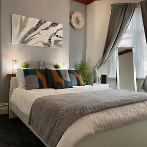 Holiday home Spacious 5 Bedroom House - 2 Bath - Centre - Free Parking, Cardiff