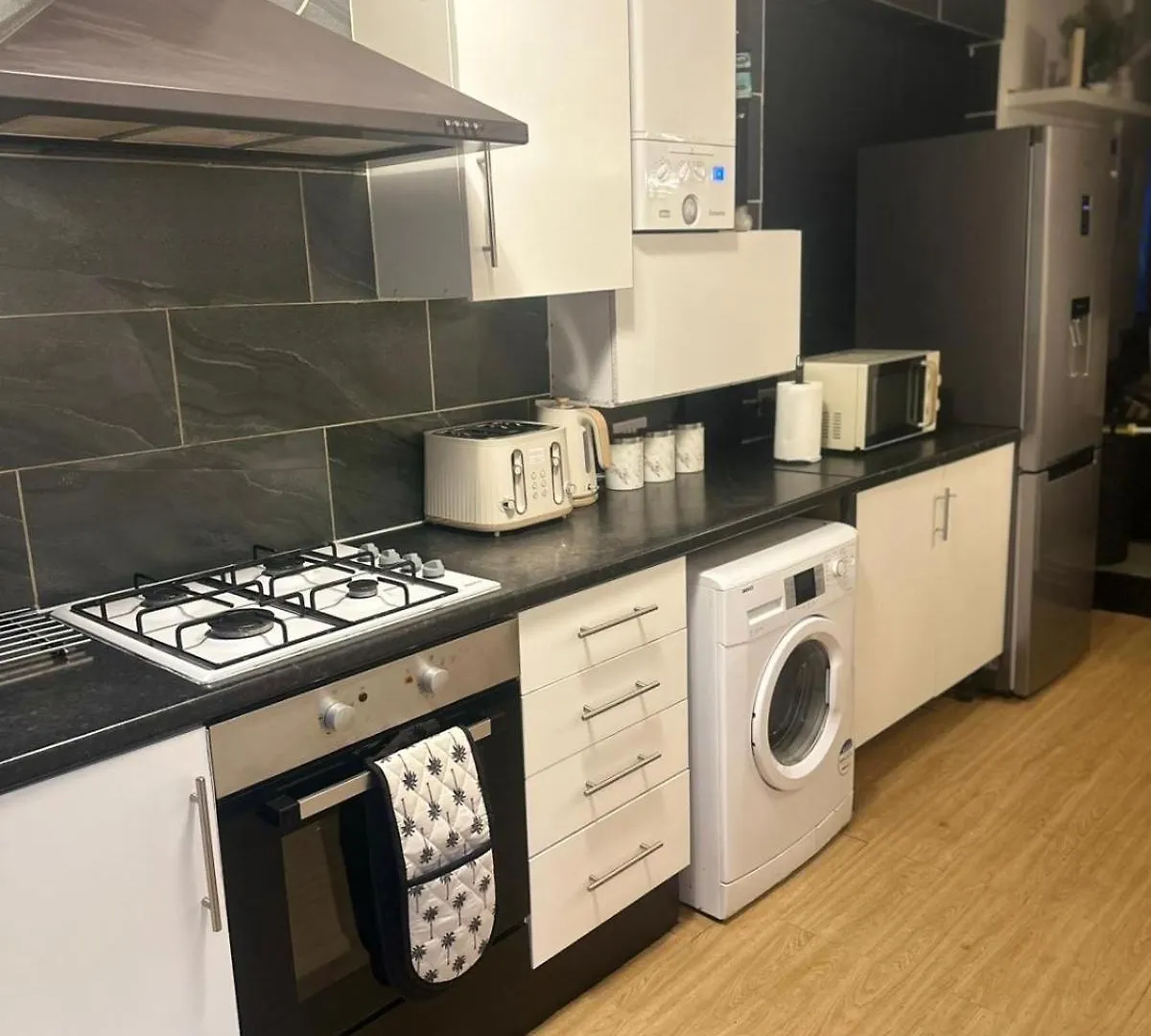 Semesterbostad 4 Bed House With Garden And Hot Tub - Near City Centre Cardiff